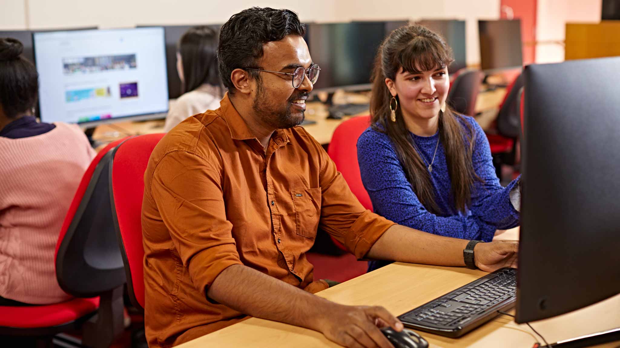 2 students using a gaming PC