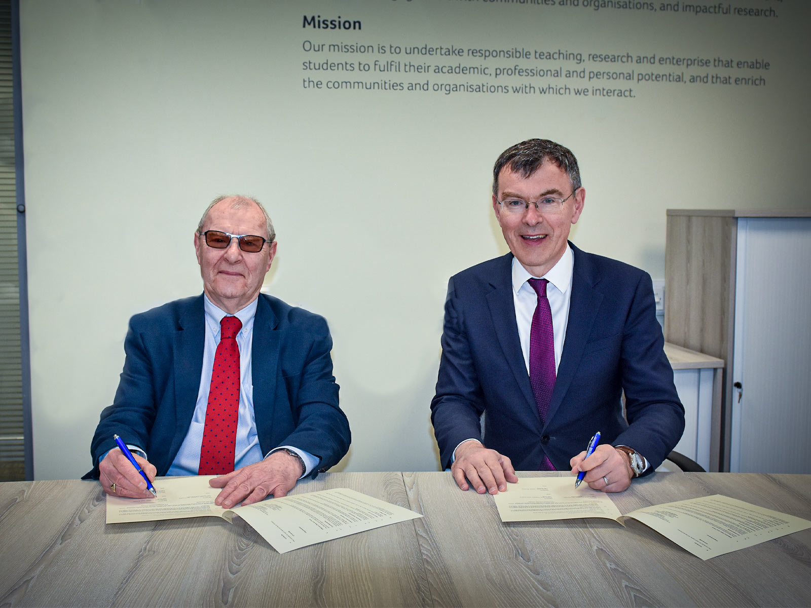 Professor Peter Roberts signs the Memorandum of Understanding with Professor Tim Thornton